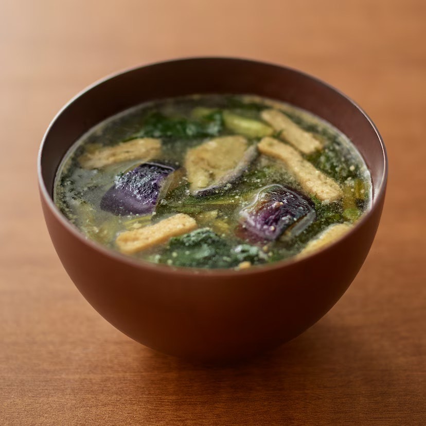 無印良品の素材を生かした味噌汁 揚げ茄子とほうれん草