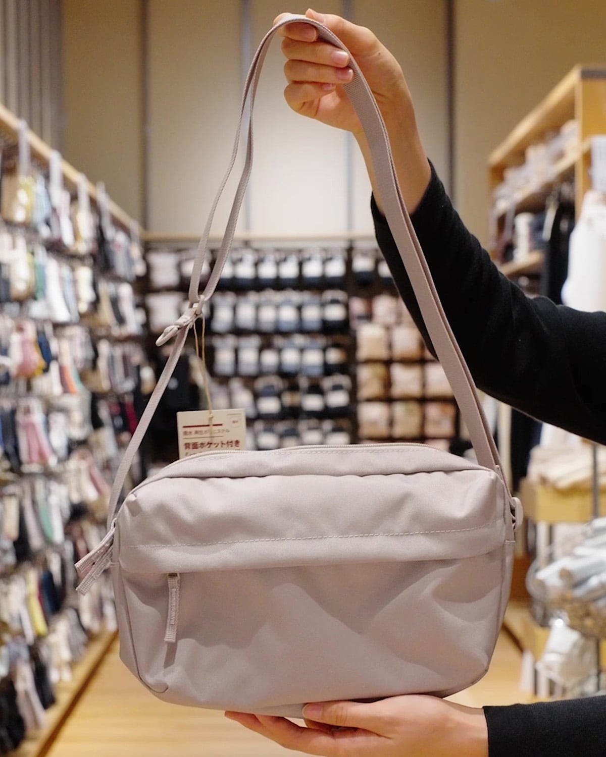 無印良品の撥水　再生ポリエステル　背面ポケット付き　ショルダーバッグ