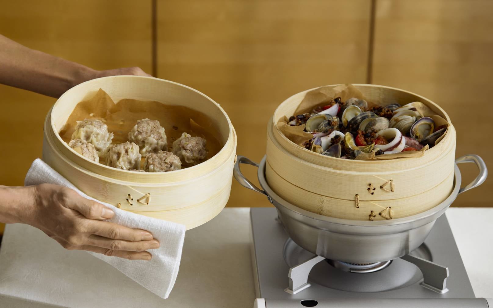 食卓を彩る、蒸篭と季節の食器