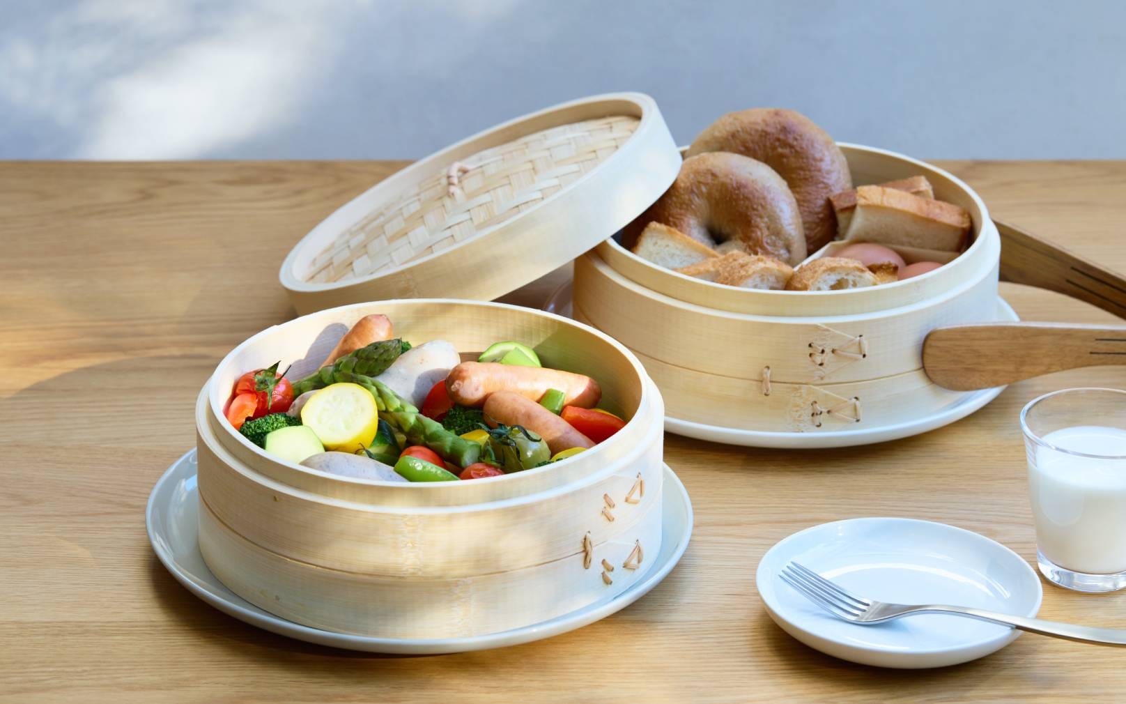 食卓を彩る、蒸篭と季節の食器