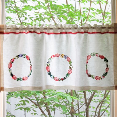 春の窓辺に掛けたい　リース模様のカフェカーテン