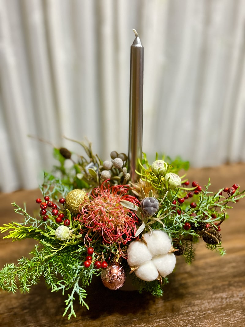 クリスマスのキャンドルテーブルアレンジメント