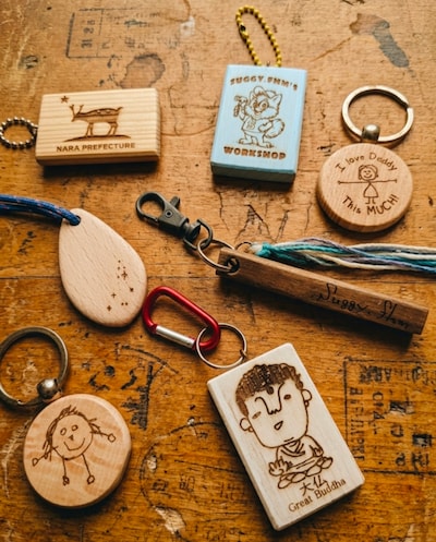 【オリジナルの絵やロゴを古材にレーザー彫刻して、キーホルダーを作ろう。】