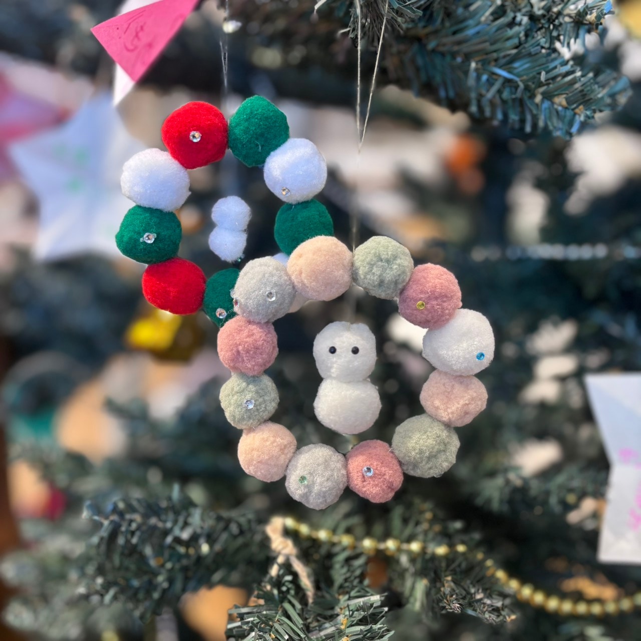 クリスマスに向けて、デコレーションボールでリースを作ろう！