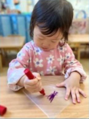 れもんのこ老上保育園の先生と​お絵描きやシール貼りを楽しんで​オリジナルのツリー🎄をつくろう！