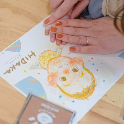 クレヨンタッチの似顔絵に手形足形を残そう