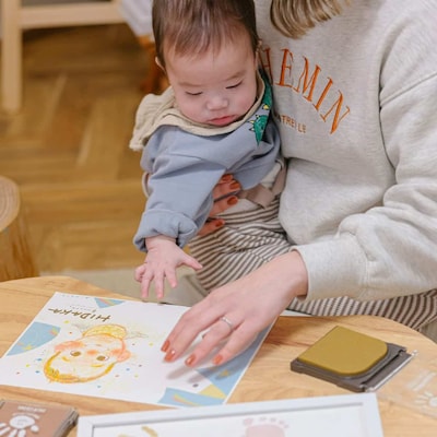 クレヨンタッチの似顔絵に手形足形を残そう