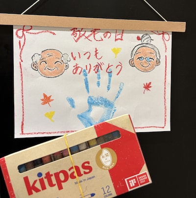 【ランドブレイン千歳モール】おじいちゃんおばあちゃんに似顔絵を贈ろう