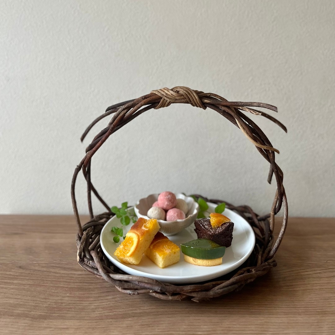 あけびで編む　森のアフターヌーンティーかご（プレート付き）
