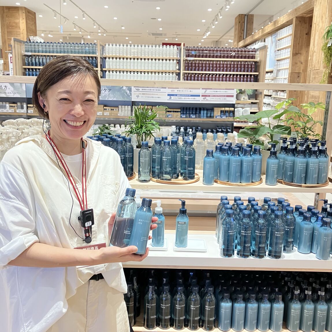 無印良品のクリアケアシリーズを紹介するスタッフ