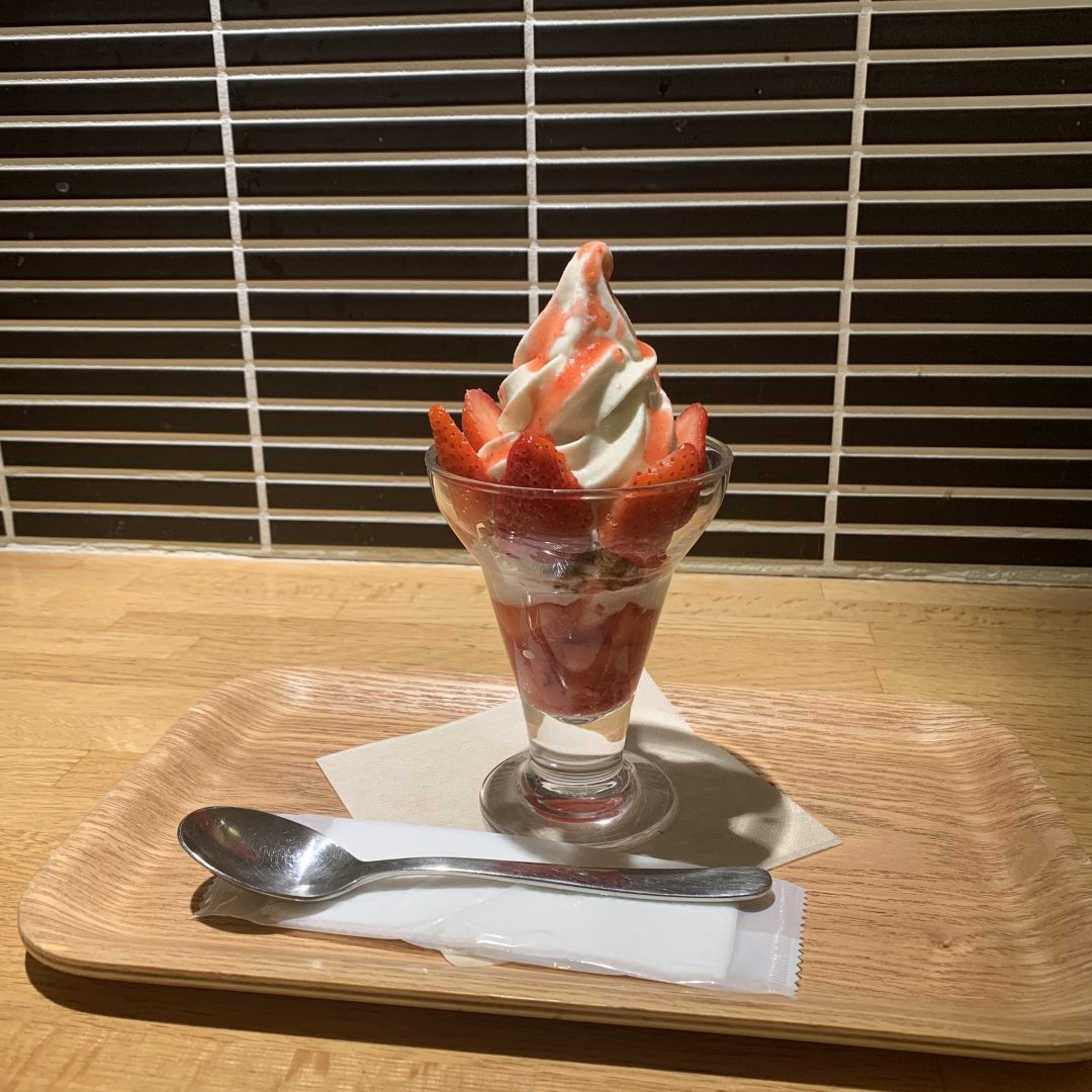 キービジュアル画像：季節のおすすめデザート　いちごパフェ