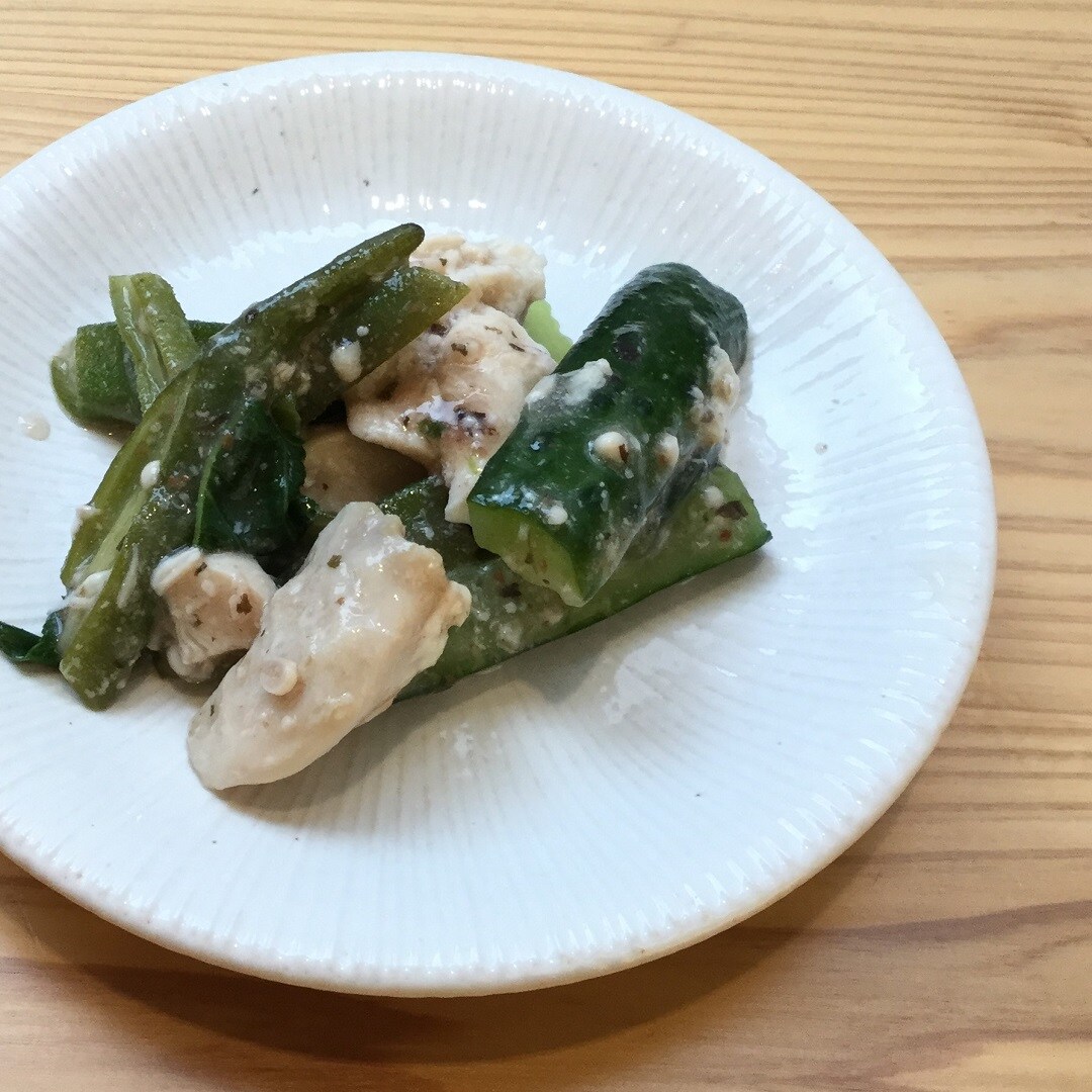 【Café&Meal MUJI日比谷】蒸し鶏とオクラのネバネバサラダ写真