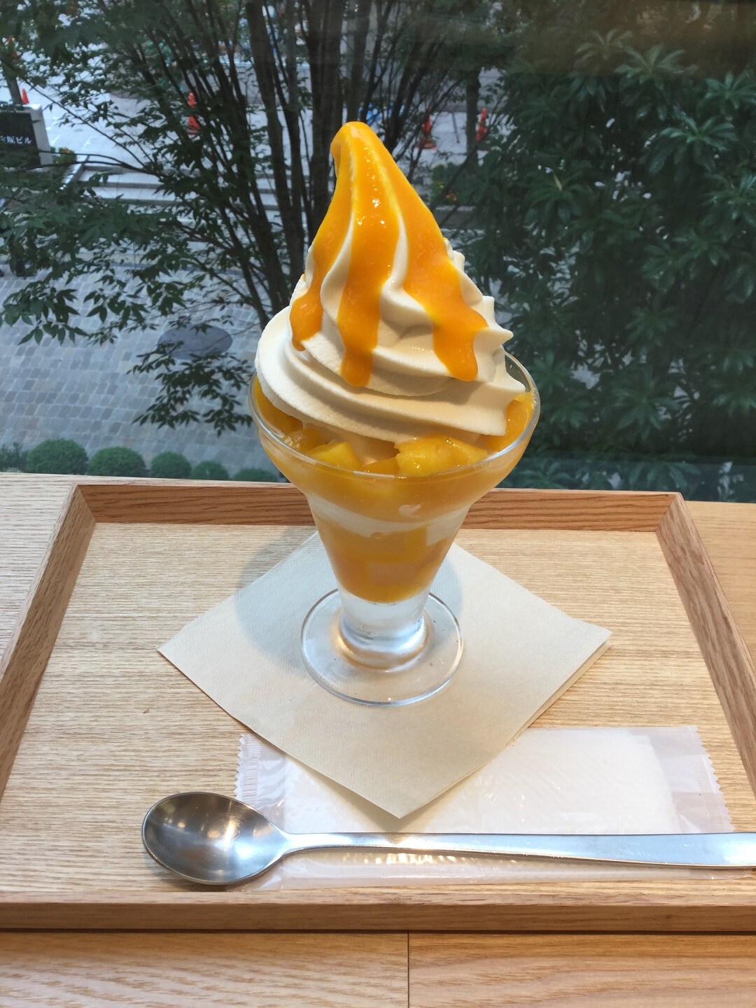 キービジュアル画像：これから暑くなる日にマンゴーパフェをオススメします。
