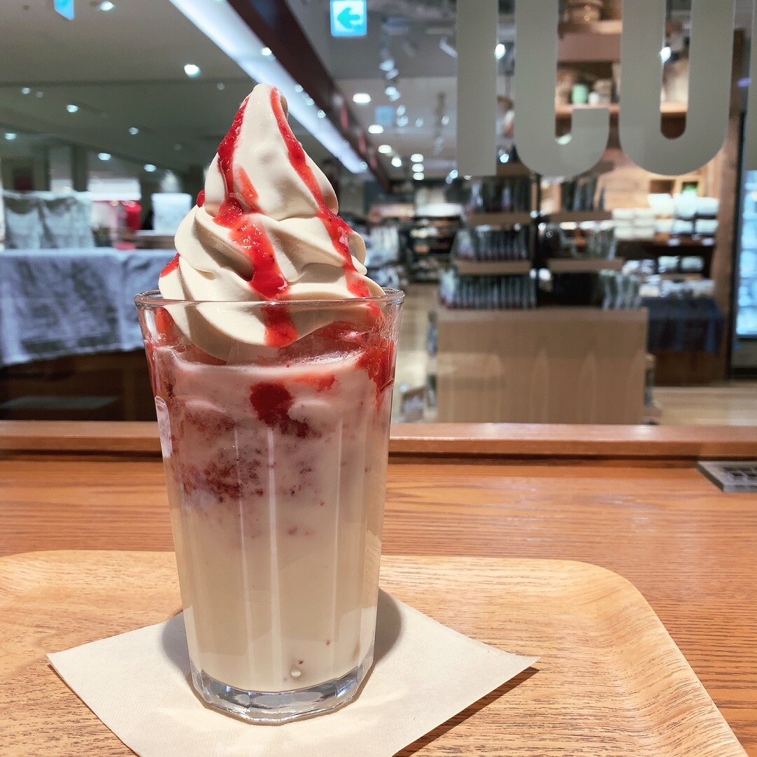 ホワイトチョコといちごのフロート