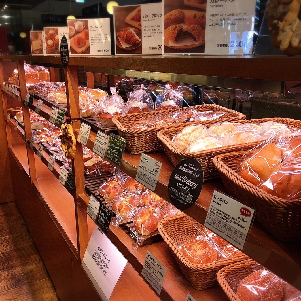 【Cafe'&Meal MUJI グランフロント大阪】パン棚画像