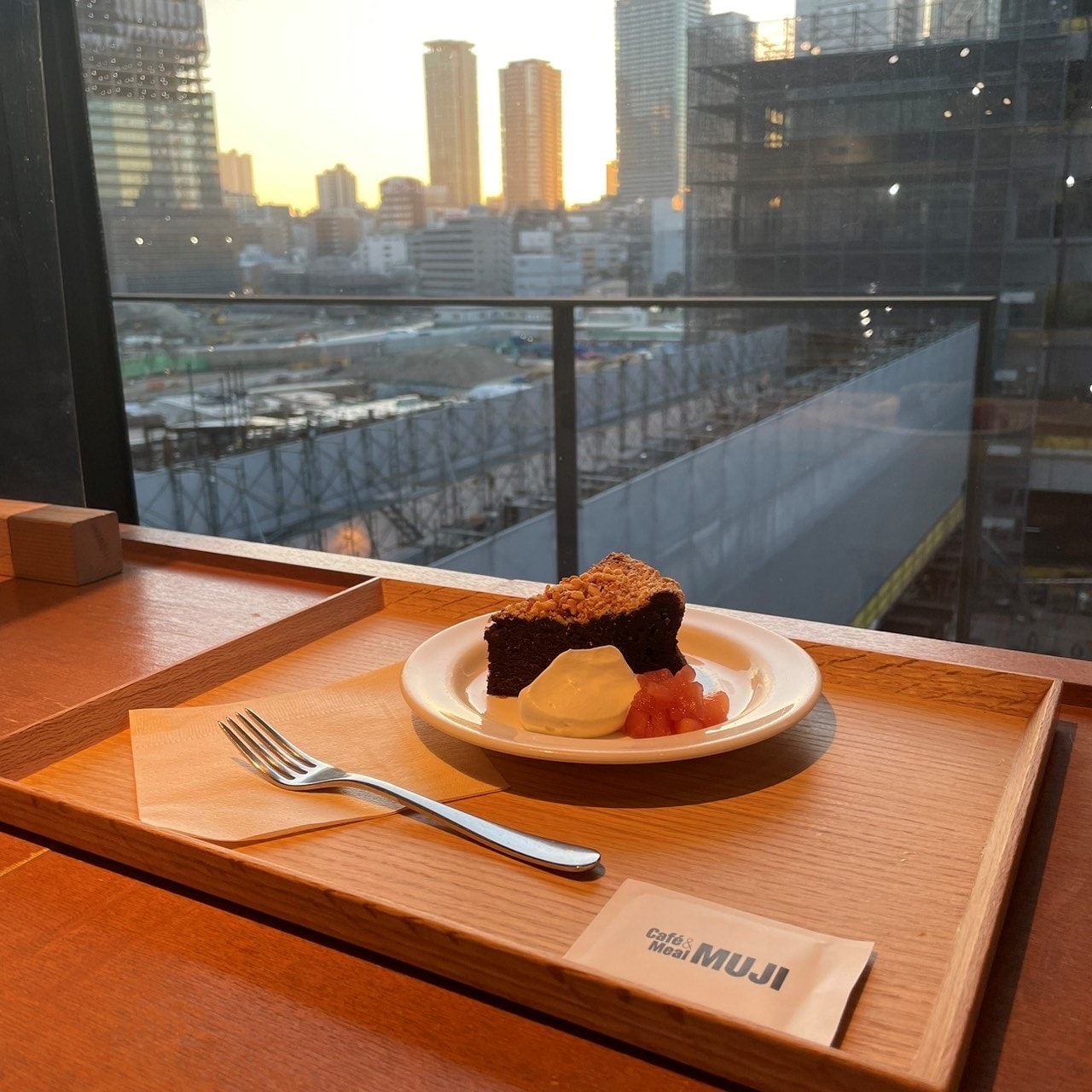 ナッツ入りガトーショコラと夕日