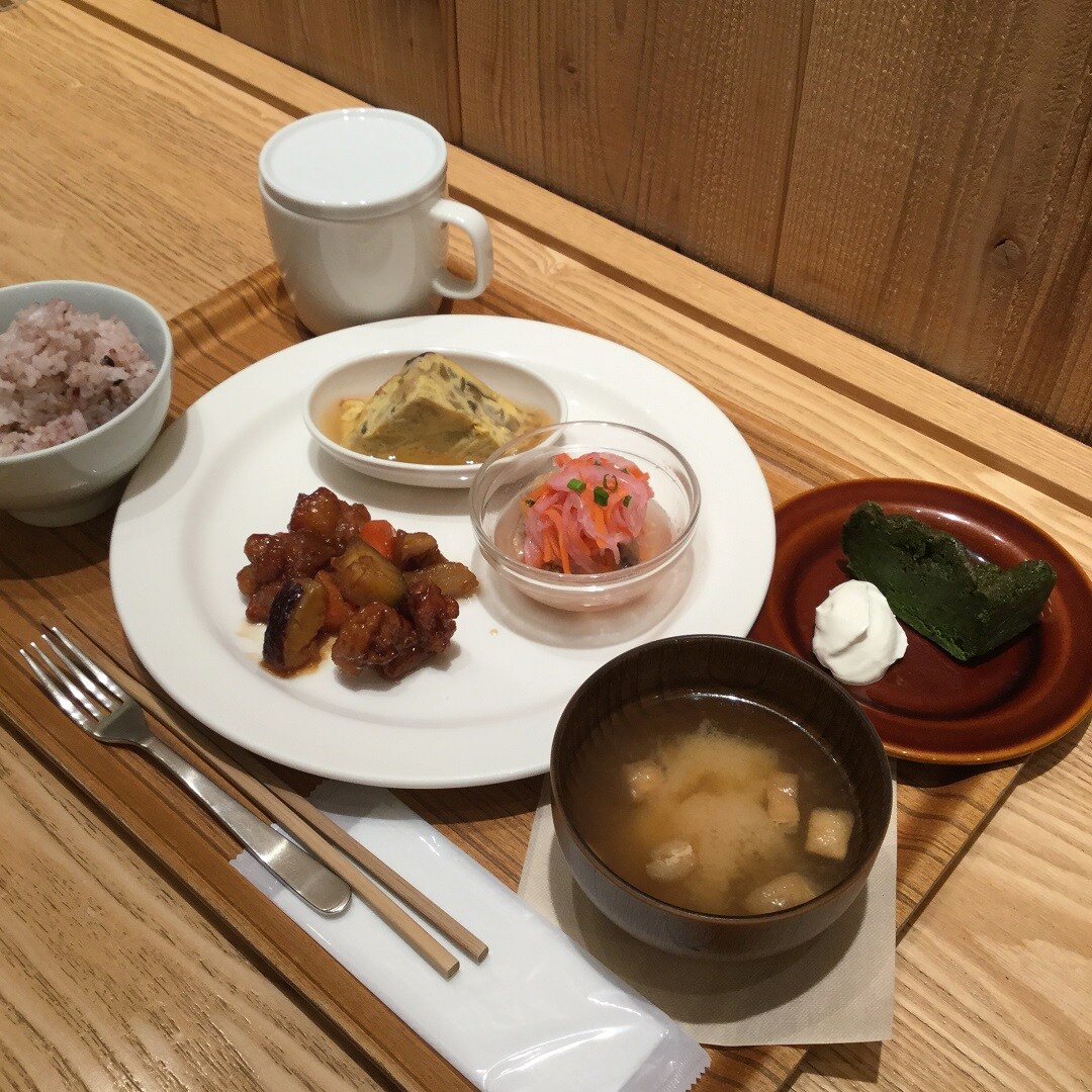 キービジュアル画像：【Café＆Meal 越谷レイクタウン】デリセットとご一緒にセットデザートはいかがですか。
