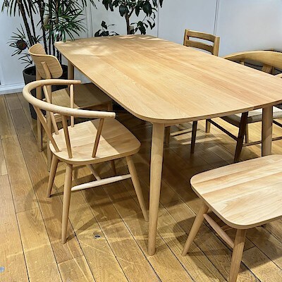 【新宿通り】やさしい表情の「ブナ材丸脚シリーズ」