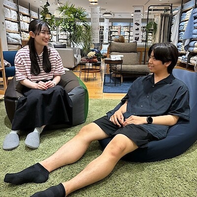 【新宿通り】包み込まれるような座り心地。体にフィットするソファ