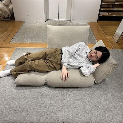 【新宿通り】アーム部分も好みの角度に調整できるリクライニングフロアソファ