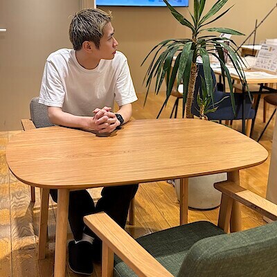 【新宿通り】場所を選ばない　高さが変えられる木製テーブル