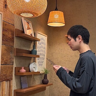 【新宿通り】ちょっとしたスペースを無理なく有効活用。壁に付けられる家具シリーズ