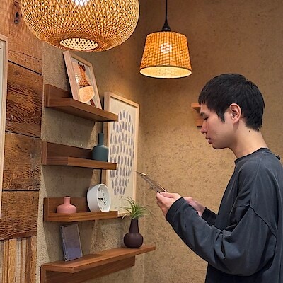 【新宿通り】ちょっとしたスペースを無理なく有効活用。壁に付けられる家具シリーズ