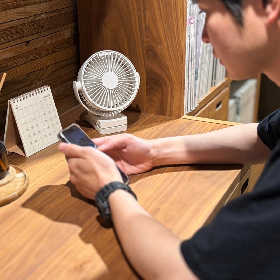 本を読んでいる男性