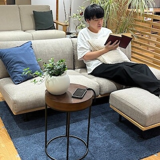 【新宿通り】広々使えて家族が集まる。くつろぎを考えた木製アームレスソファ