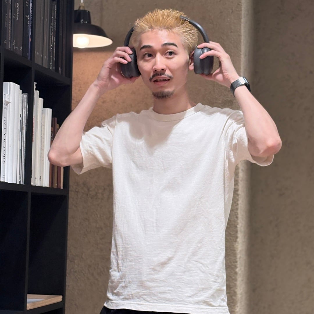 ヘッドホンを試す金髪の男性
