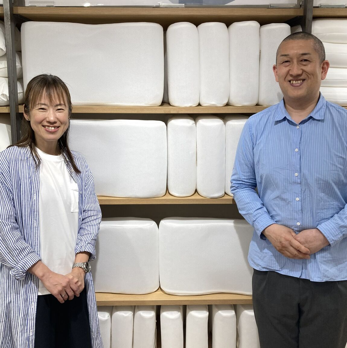 店内まくら売場前に立つセミナー講師ふたりの画像