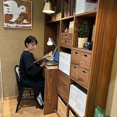 【新宿通り】作業台にもなる「スタッキングシェルフ・カウンター」