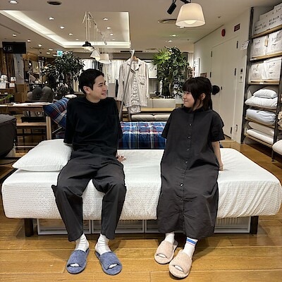 【新宿通り】シンプルなデザインで場所を選ばない「脚付マットレス」