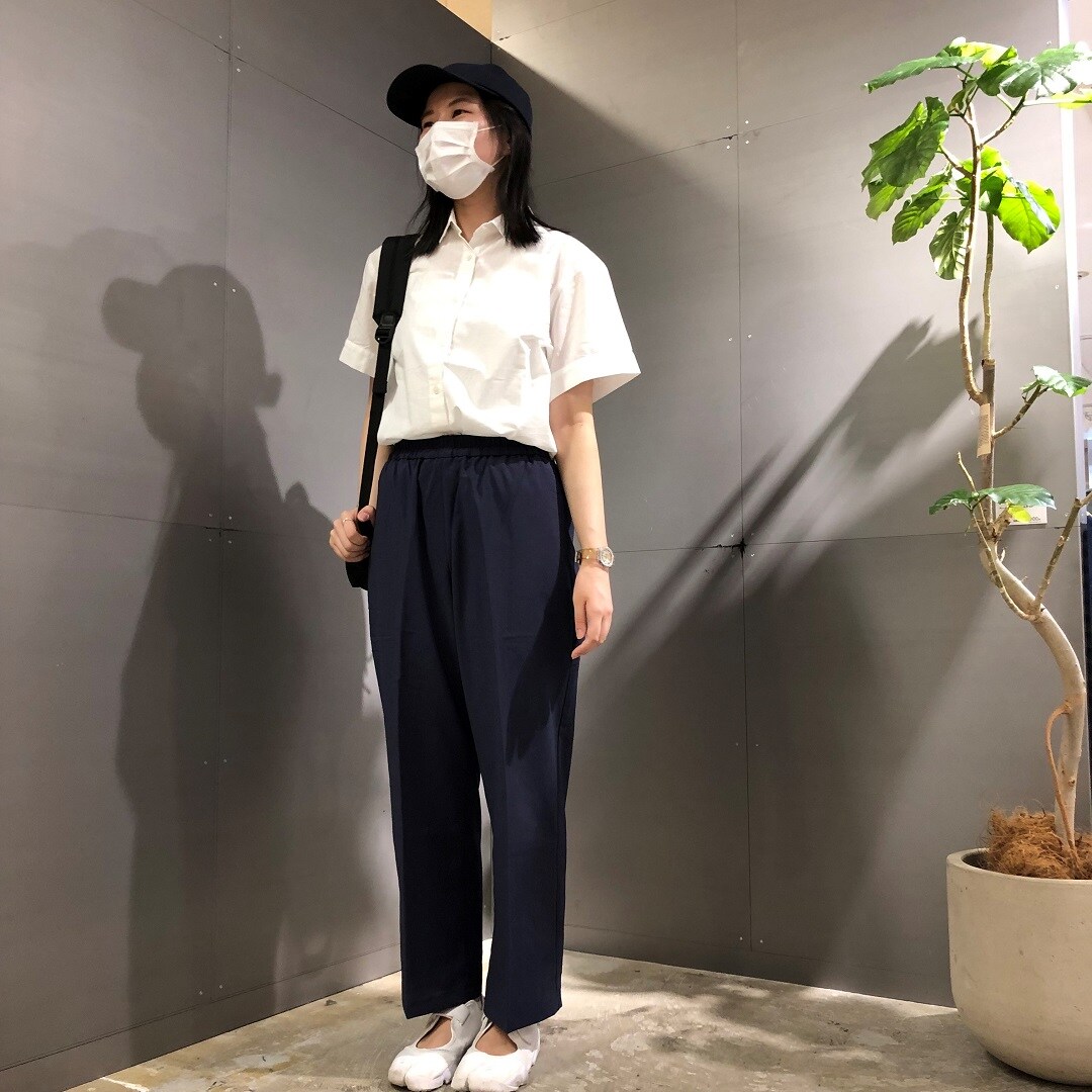 【所沢西武】 白い半袖シャツを着た女性が立っている