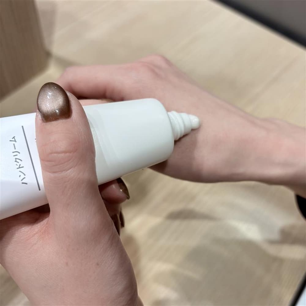 手にハンドクリームを塗っている画像