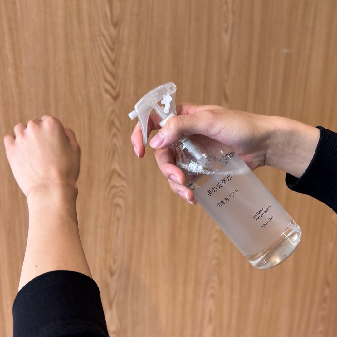 肌の天然水を噴射している写真