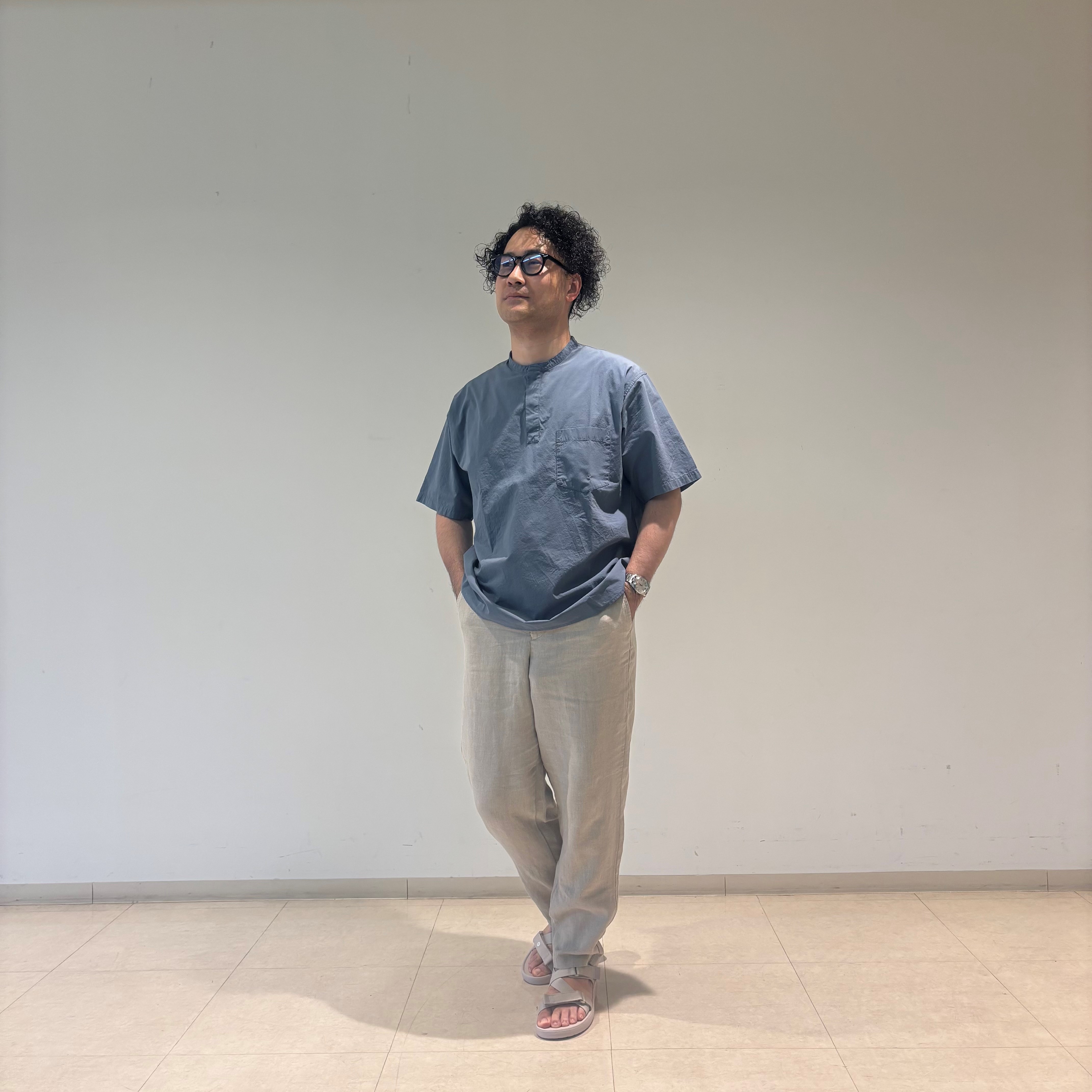 前を向く男性