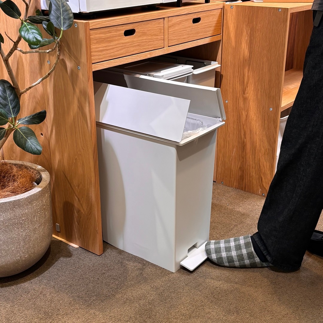 ダストボックスを開けている写真