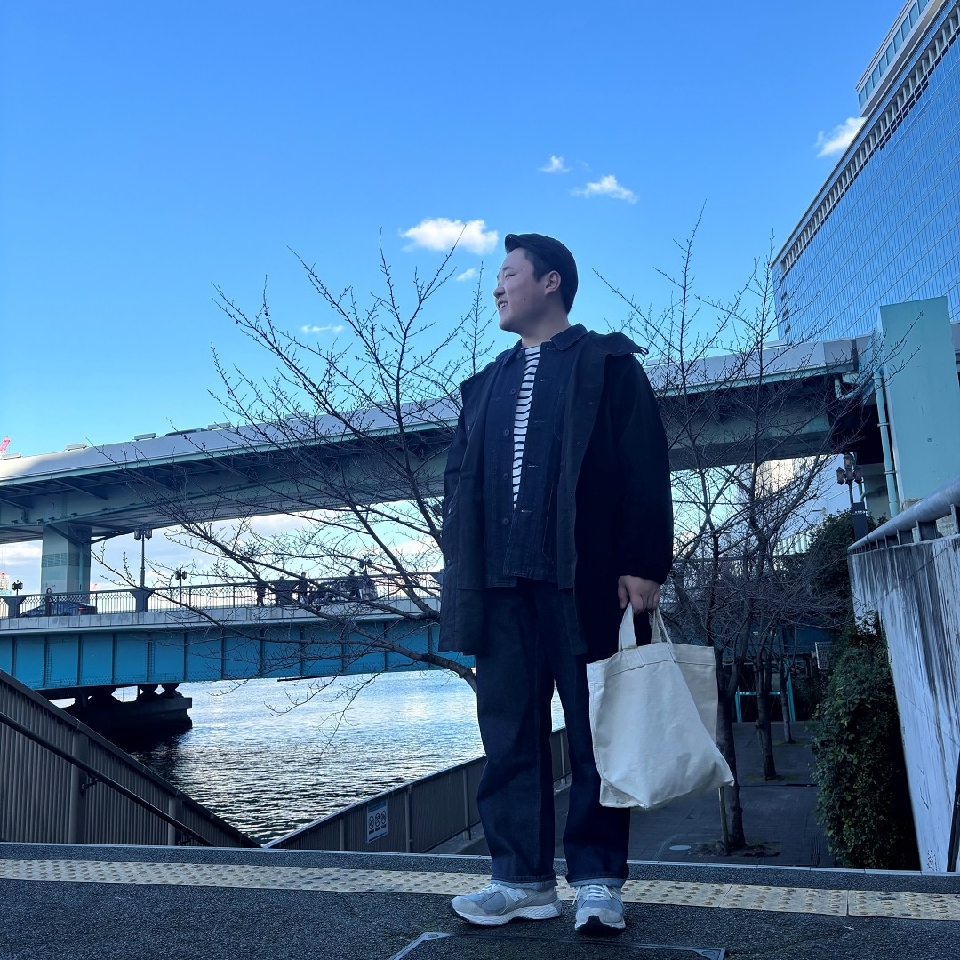 外で男性が上を向いている写真