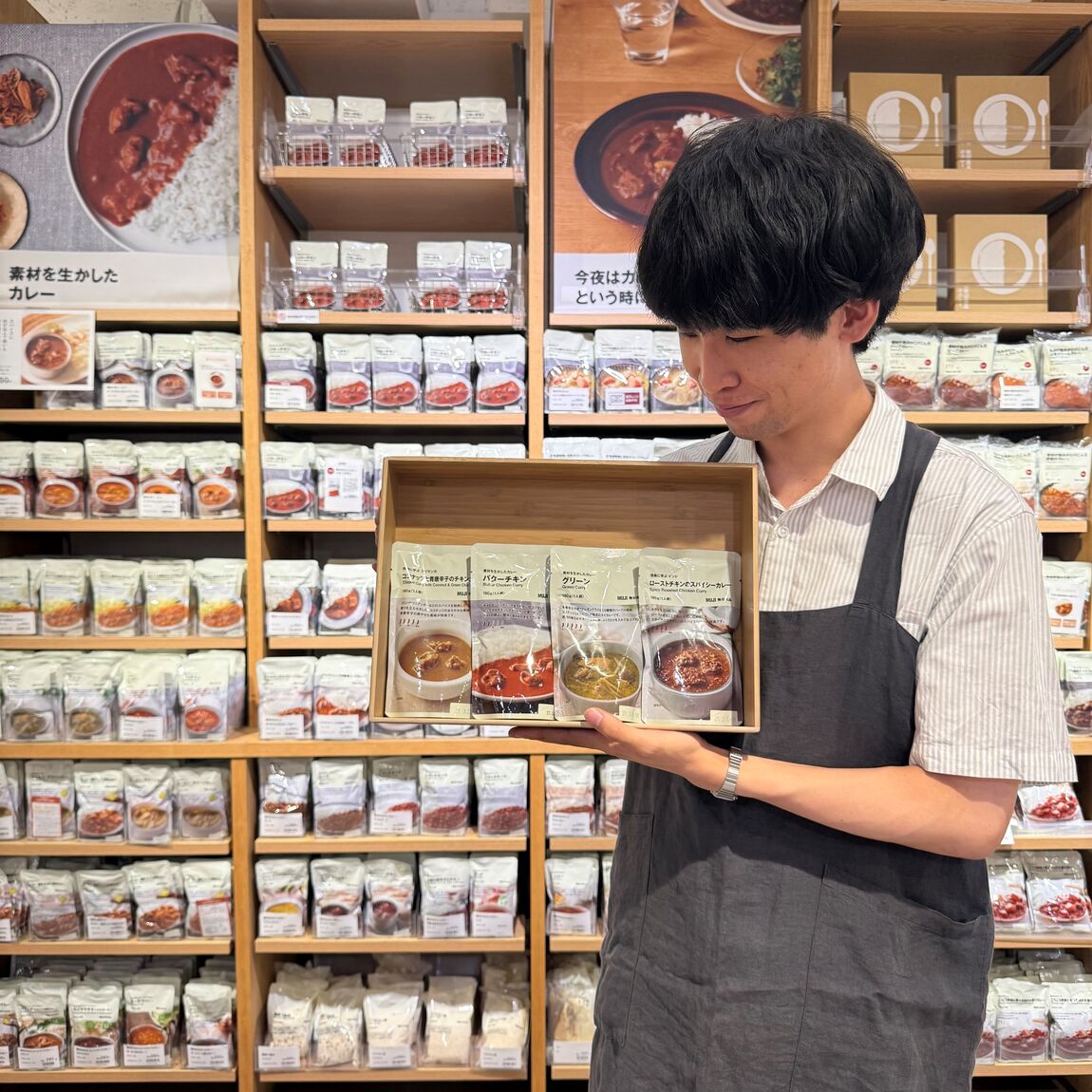 試食対象のカレーを持つ笑顔の男性