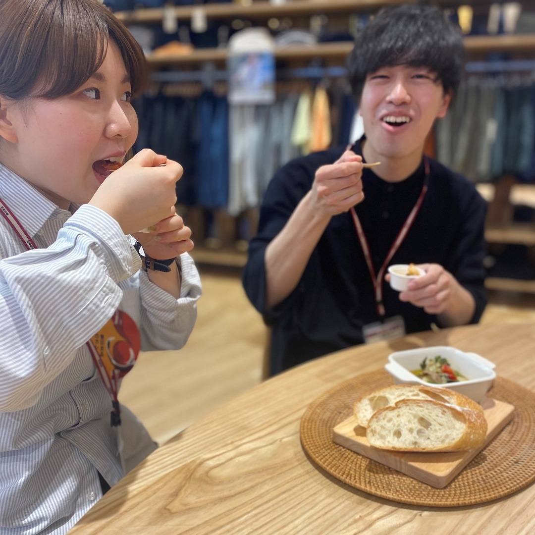2人食べている写真