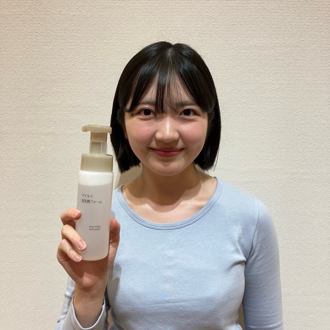 スタッフが泡洗顔を紹介している