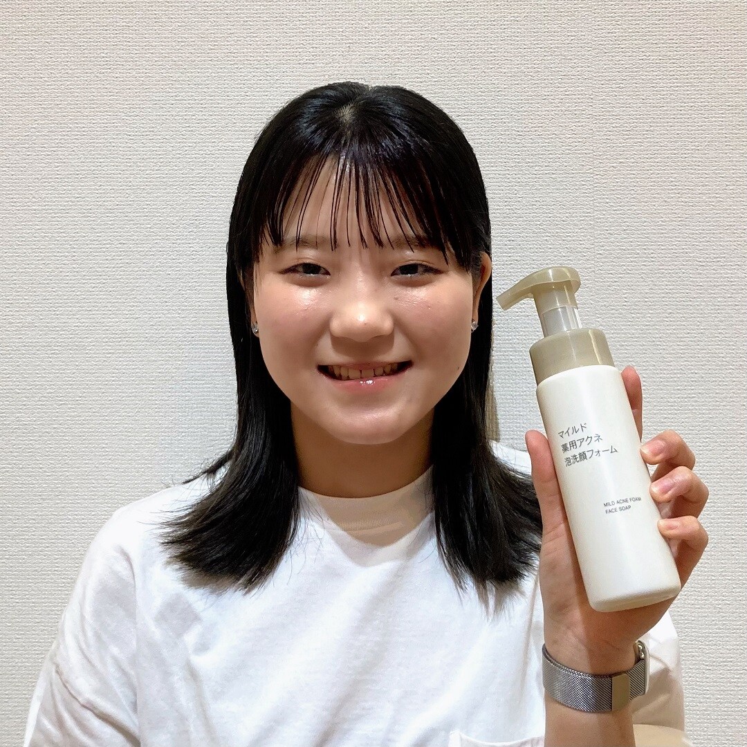 スタッフが洗顔を持っている