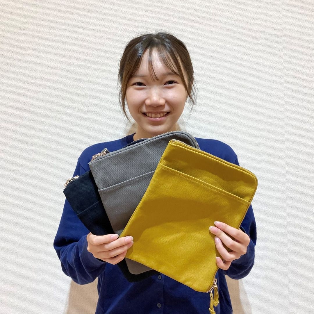 スタッフが新商品を持っている