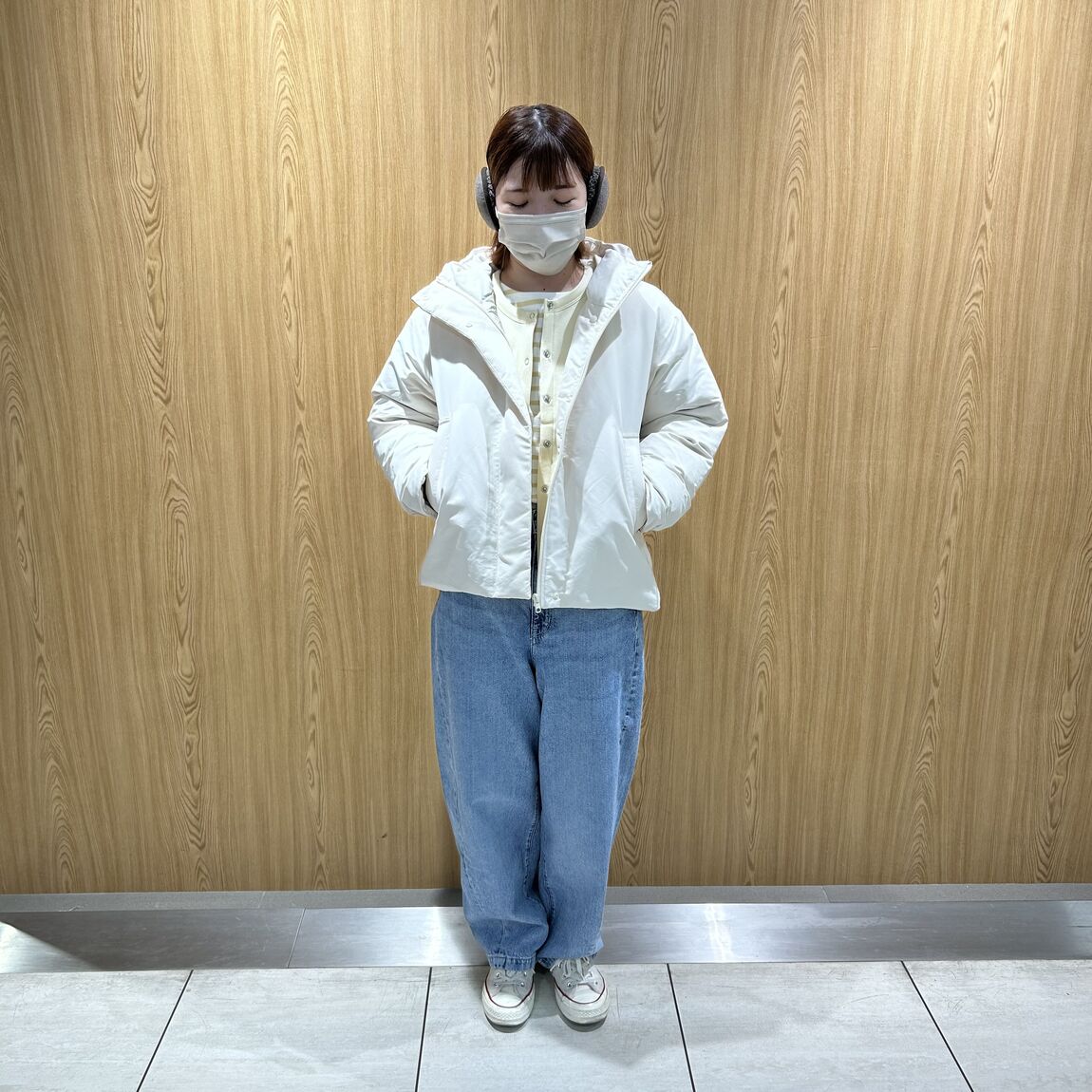 女性スタッフ　黄色　スウェットカーディガン