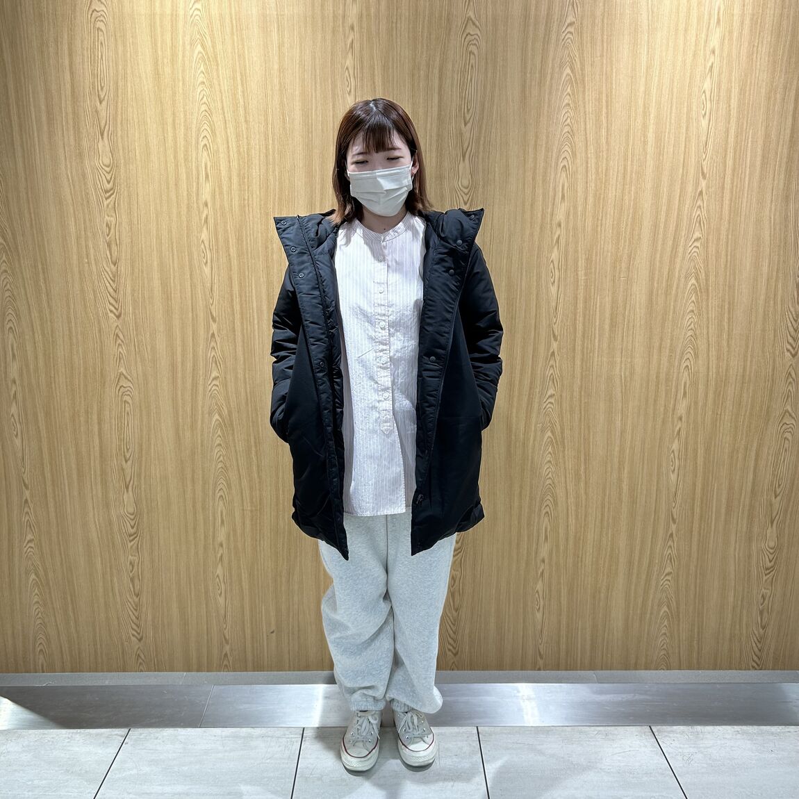 女性スタッフ　黒　ミドルコート