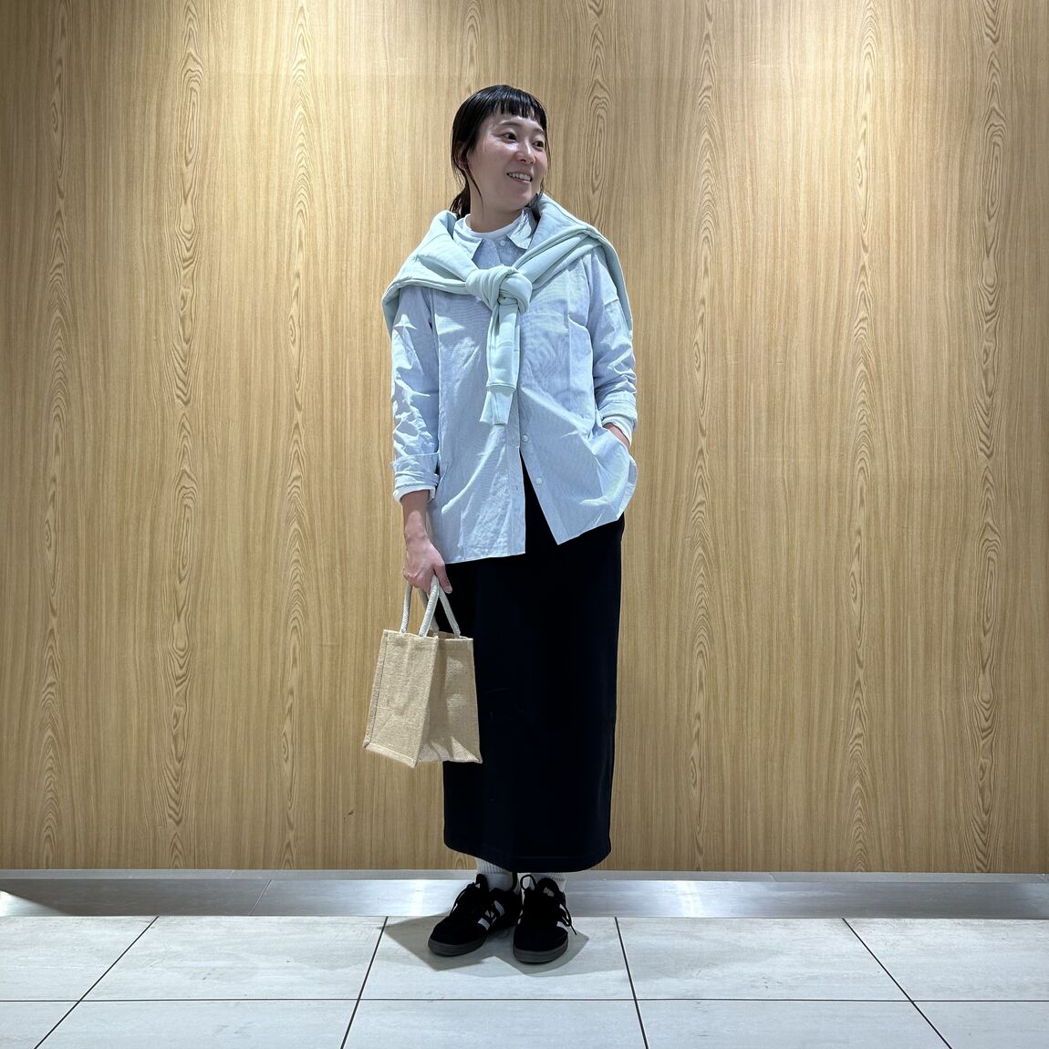 女性スタッフ　スウェットIラインスカート