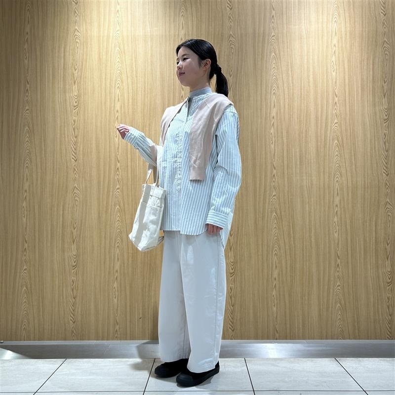 女性スタッフ　長袖シャツ　白