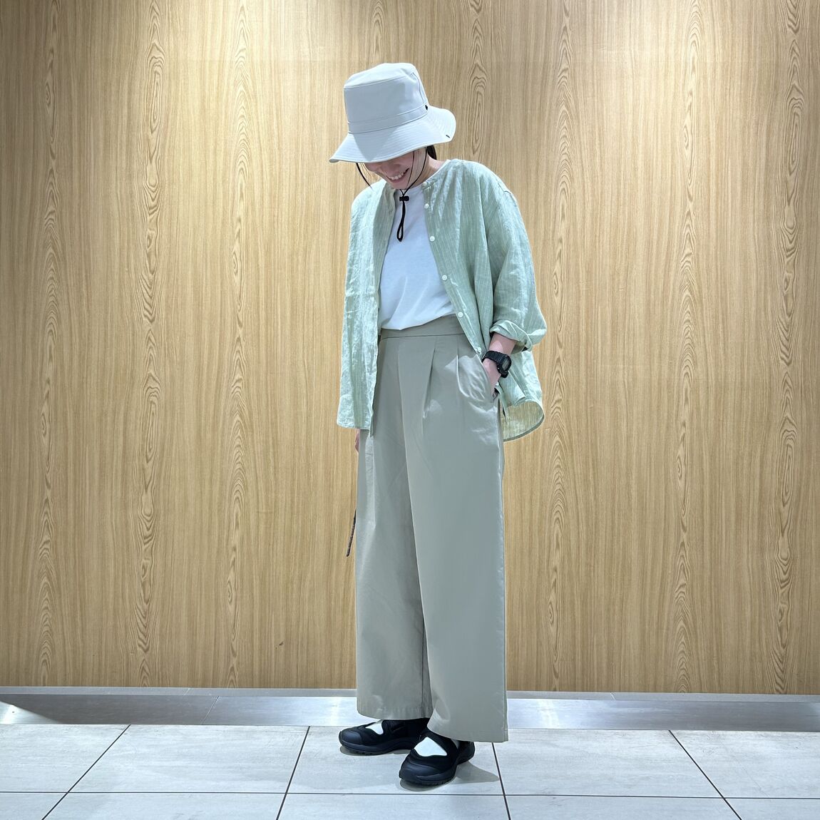 女性スタッフ　クルーネック半袖Tシャツ　白