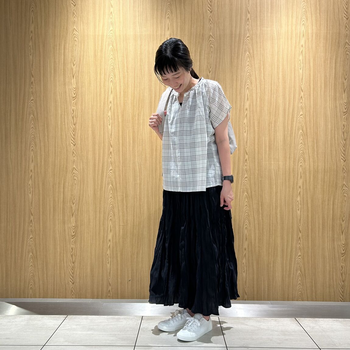 女性スタッフ　黒